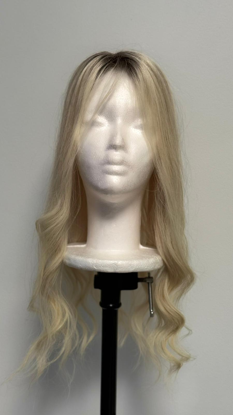 Topper Premium Păr Natural Ondulat – Blond Platinat "Rooted" cu Bază Hibridă