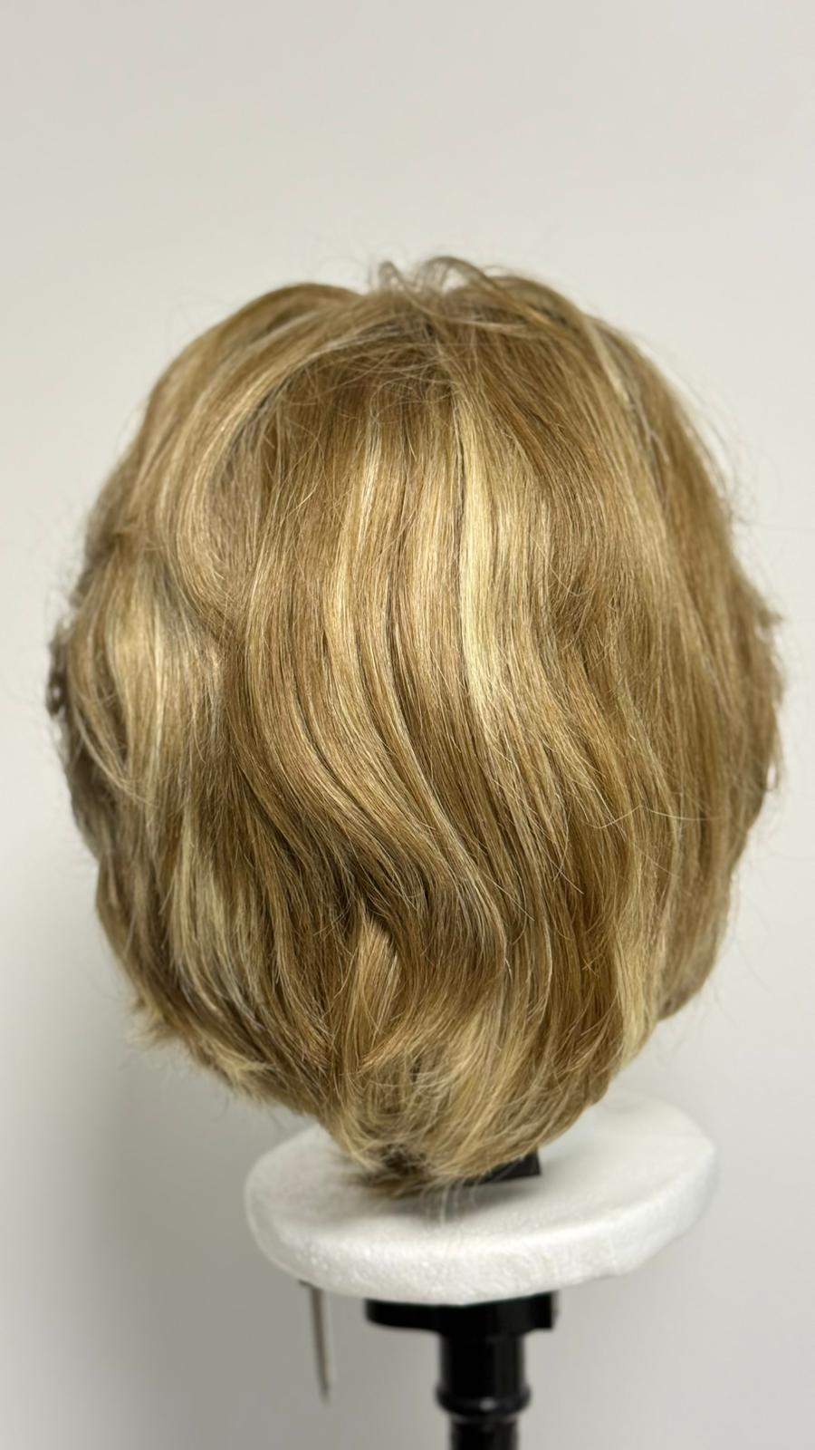 Perucă Scurtă "Chic Pixie" din Păr 100% Natural – Blond Miere cu Lace Front