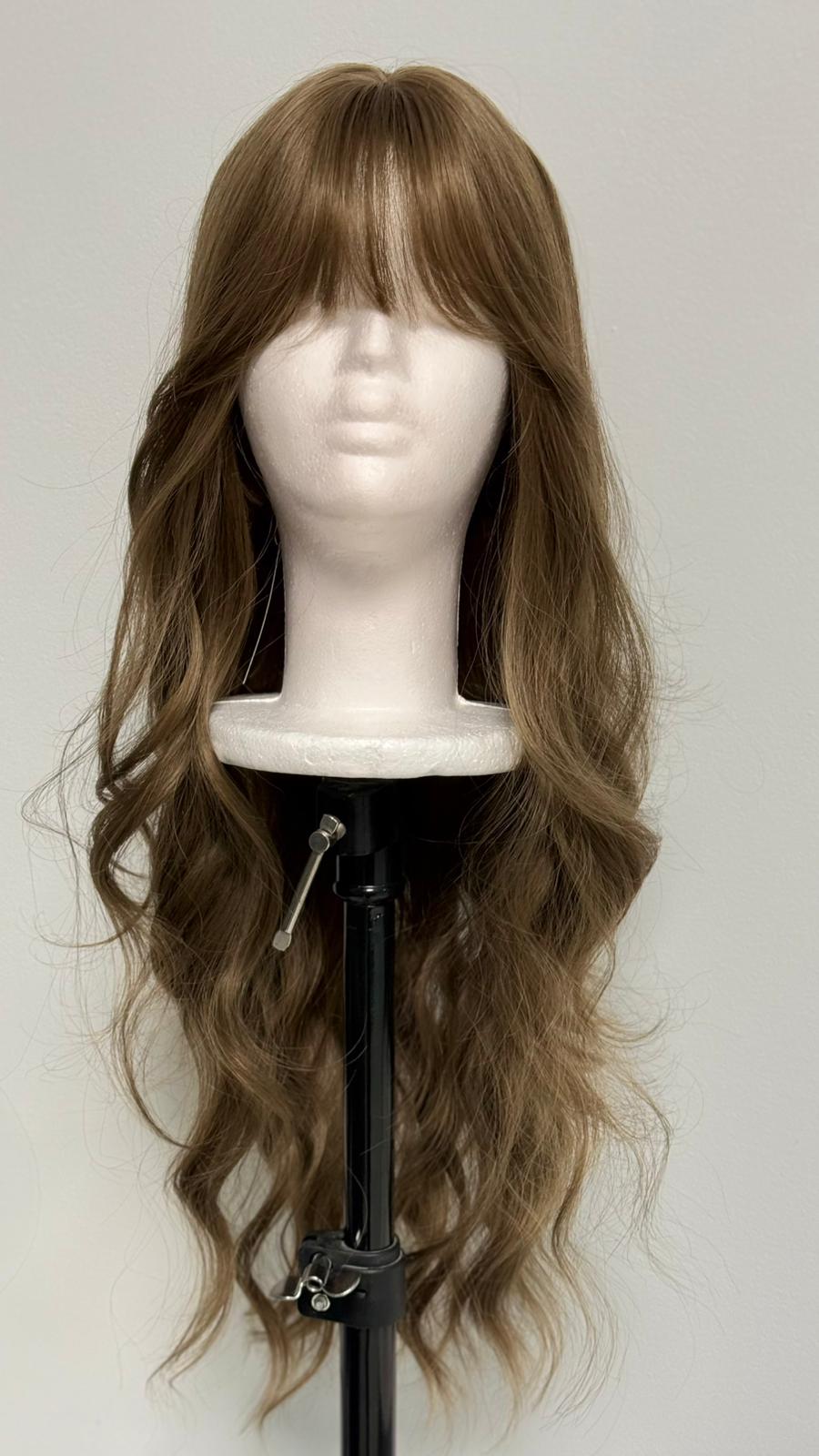 Perucă Sintetică "Boho Waves" – Șaten Deschis cu Bucle Lejere și Breton