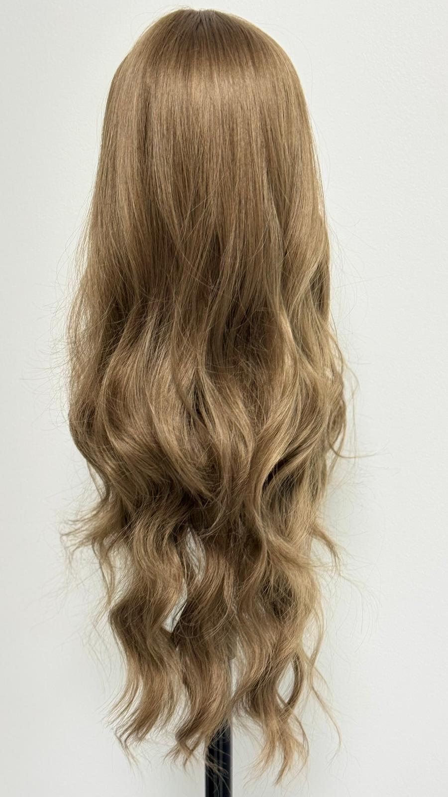 Perucă Sintetică "Boho Waves" – Șaten Deschis cu Bucle Lejere și Breton